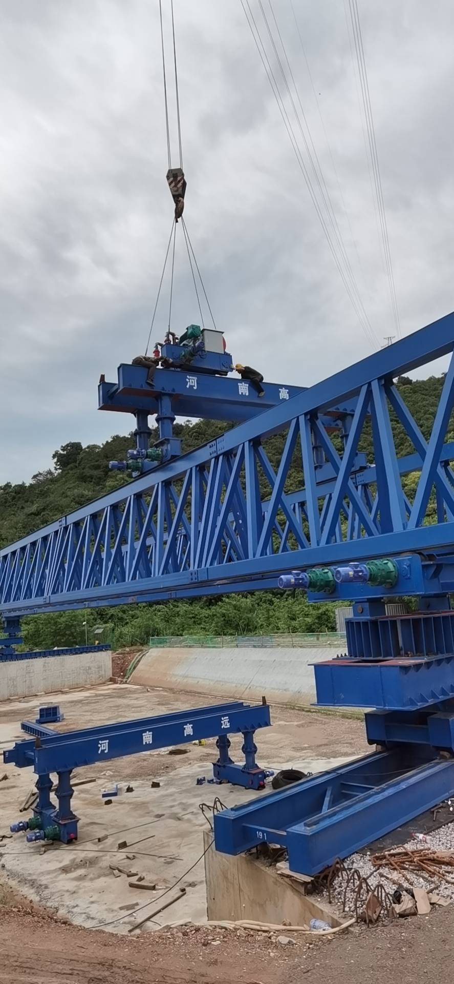 黃岡華鑫建筑勞務(wù)有限公司，深圳寶安區(qū)石清大道一期道路工程上跨廣深客運(yùn)專線橋梁工程，采購全新式QYLQ50m-220t架橋機(jī)