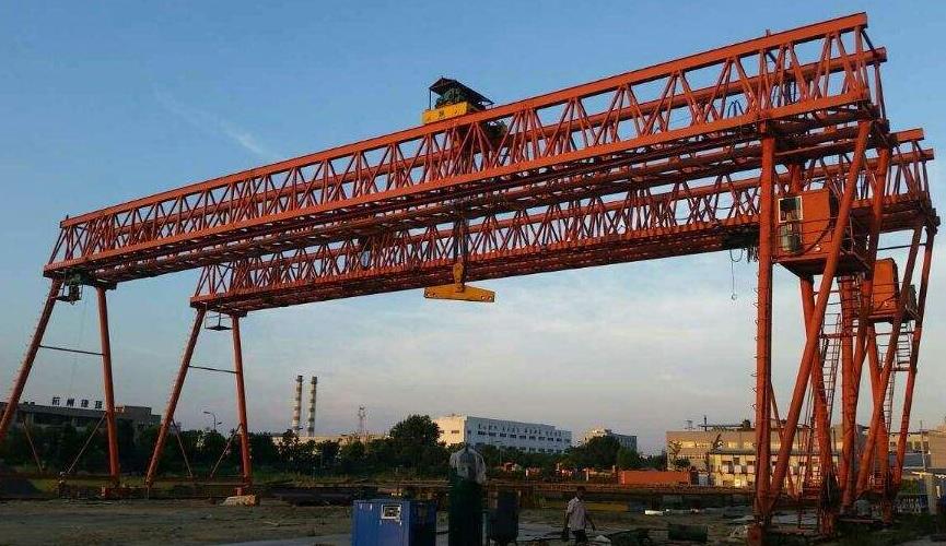 MG80/10T龍門吊在裝卸物料時(shí)應(yīng)注意什么？廠家給您解答