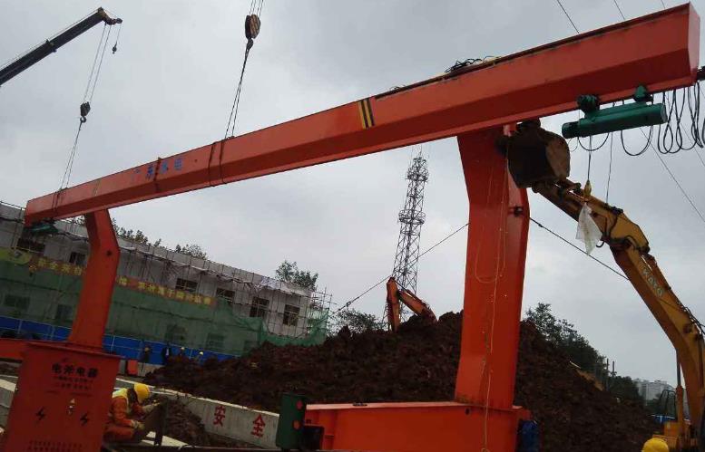 MDG單梁龍門吊?滑輪的運用安全要求細解,金屬鑄造的滑輪呈現(xiàn)下述狀況之一時應作廢