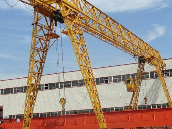 龍門吊作業(yè)中如何保證軌道的清潔和平整？